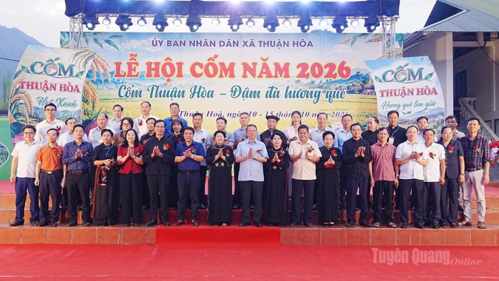 Các đồng chí lãnh đạo tỉnh dự Lễ hội Cốm xã Thuận Hòa.