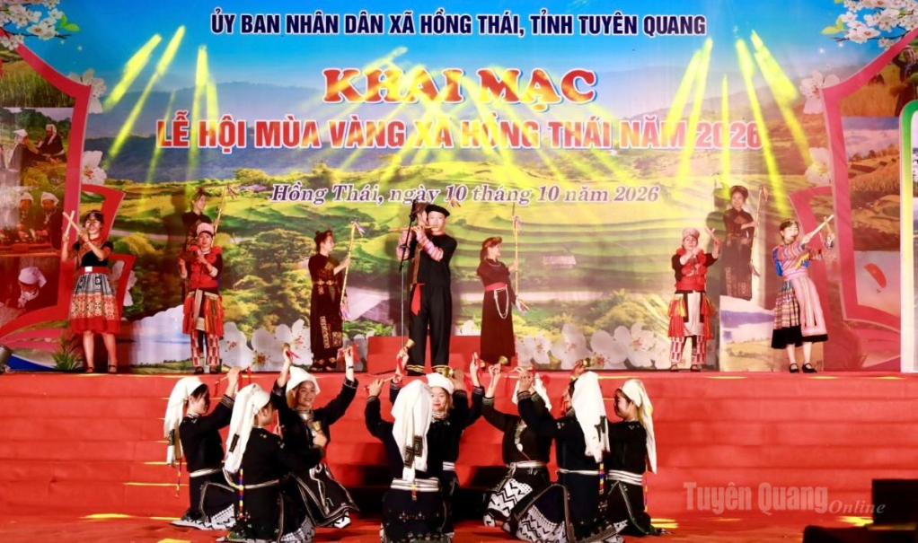 Tiết mục văn nghệ mang đậm bản sắc văn hóa dân tộc tại chương trình.