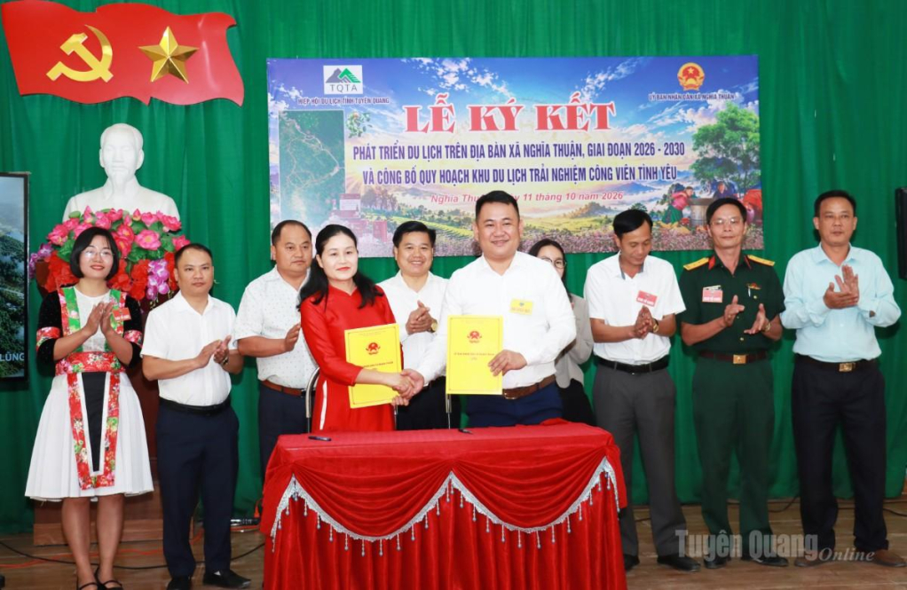 Xã Nghĩa Thuận và Hiệp hội Du lịch tỉnh ký kết về phát triển du lịch.