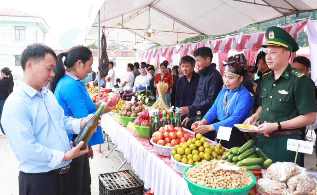 Nhân dân và du khách tham quan gian hàng trưng bày các sản phẩm nông sản đặc trưng của xã Nghĩa Thuận.