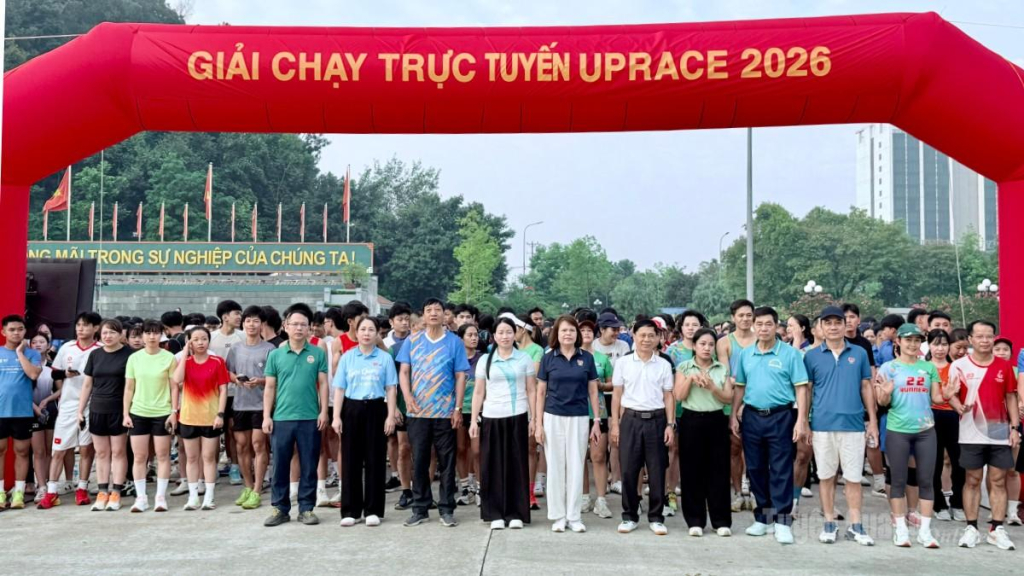 Đông đảo cán bộ, công chức, viên chức, người lao động, sinh viên và Nhân dân tham gia Giải chạy.