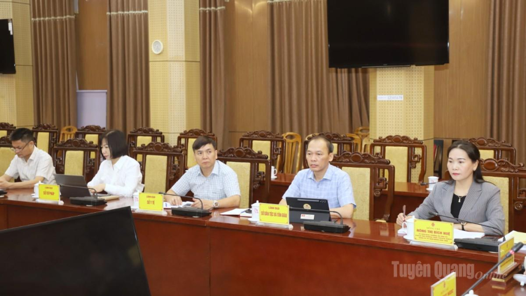 Các đại biểu tham dự họp.