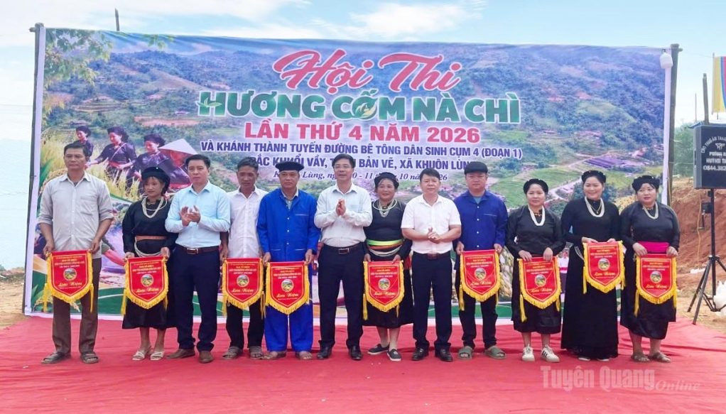 Lãnh đạo xã Khuôn Lùng trao cờ lưu niệm cho 10 đội thi tham dự Hội thi Hương cốm Nà Chì lần thứ IV.
