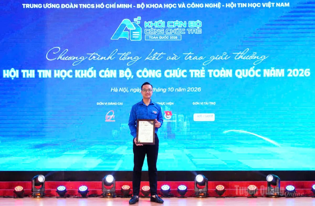 Bí thư Đoàn cơ sở Bệnh viện Đa khoa tỉnh Tuyên Quang Đặng Quang Tuấn đoạt giải khuyến khích tại Hội thi Tin học khối cán bộ, công chức trẻ toàn quốc lần thứ 10.
