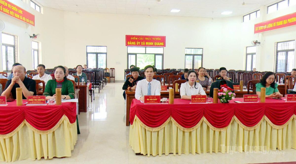 Đại biểu dự chương trình.