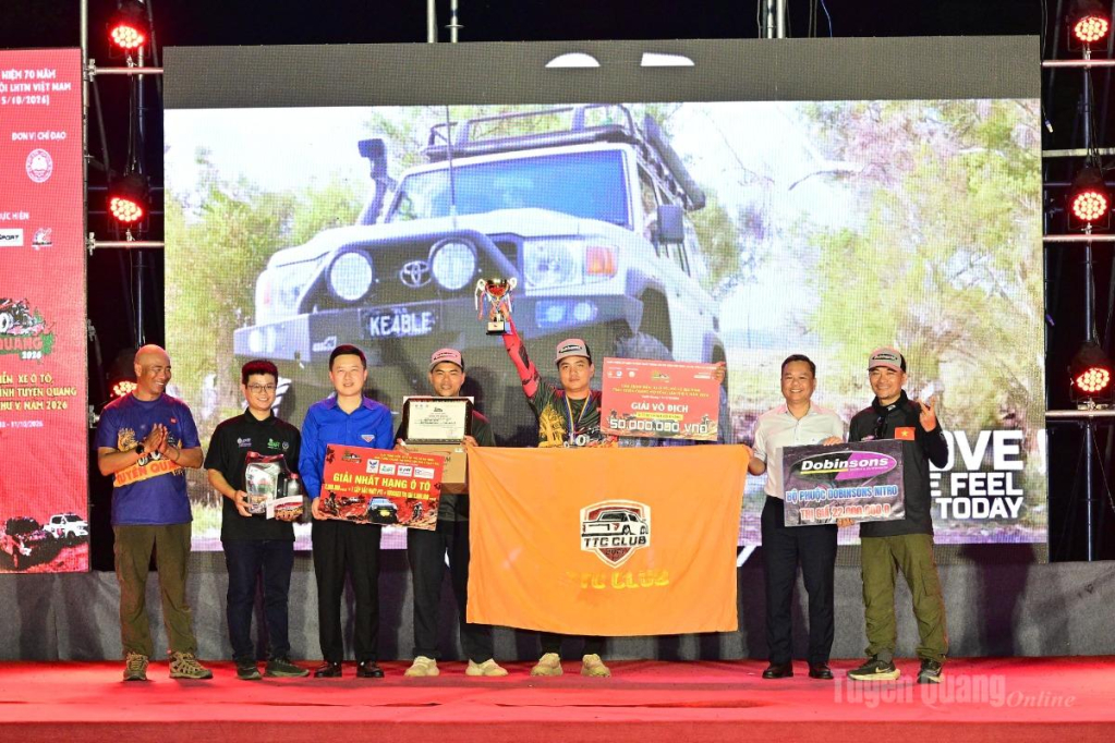Đồng chí Đỗ Hùng Đức, Ủy viên Ban Chấp hành Đảng bộ tỉnh, Phó Chủ tịch UBND tỉnh cùng Ban Tổ chức trao giải Vô địch nội dung ô tô địa hình Tuyên Quang Challenger 2026 cho đội TTC DOBINSONS WOLVER.
