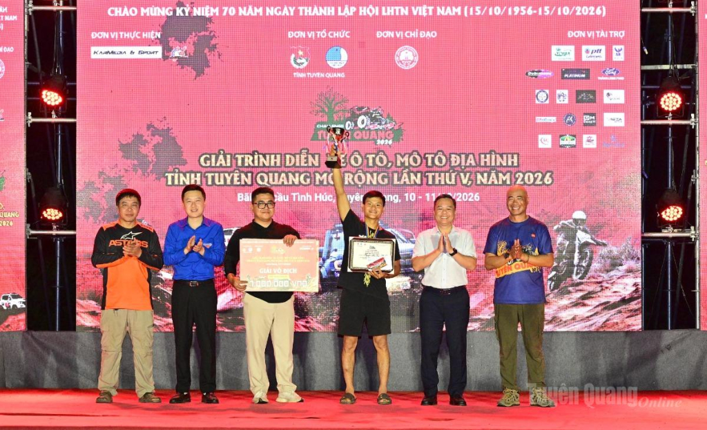 Đồng chí Đỗ Hùng Đức, Ủy viên Ban Chấp hành Đảng bộ tỉnh, Phó Chủ tịch UBND tỉnh cùng Ban Tổ chức trao giải Nhất nội dung mô tô mở rộng cho vận động viên Nguyễn Văn Tạo.