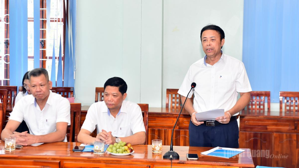 Lãnh đạo Công ty TNHH MTV Petrolimex Tuyên Quang báo cáo tình hình sản xuất kinh doanh.