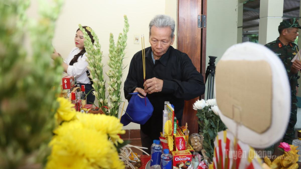 Thân nhân gia đình liệt sĩ Trần Xuân Vững dâng hương tưởng nhớ các Anh hùng liệt sĩ tại Nhà quàn Đội tìm kiếm, quy tập HCLS.