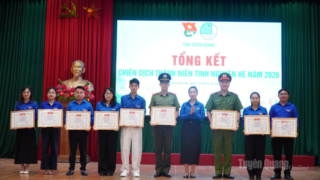 Tỉnh đoàn trao tặng Bằng khen cho các tập thể, cá nhân có thành tích xuất sắc trong Chiến dịch Thanh niên tình nguyện hè năm 2026.