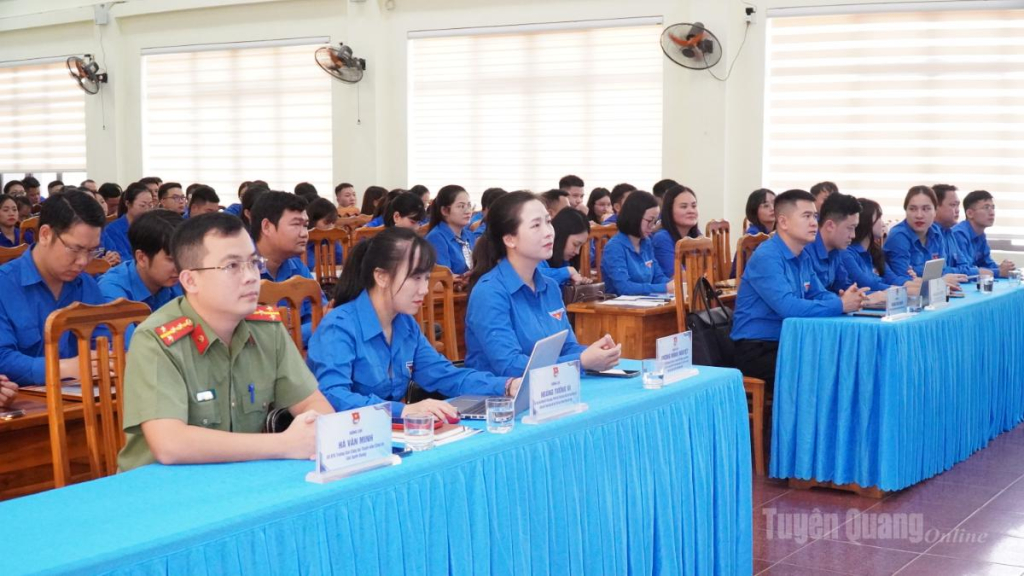 Các đại biểu dự chương trình.