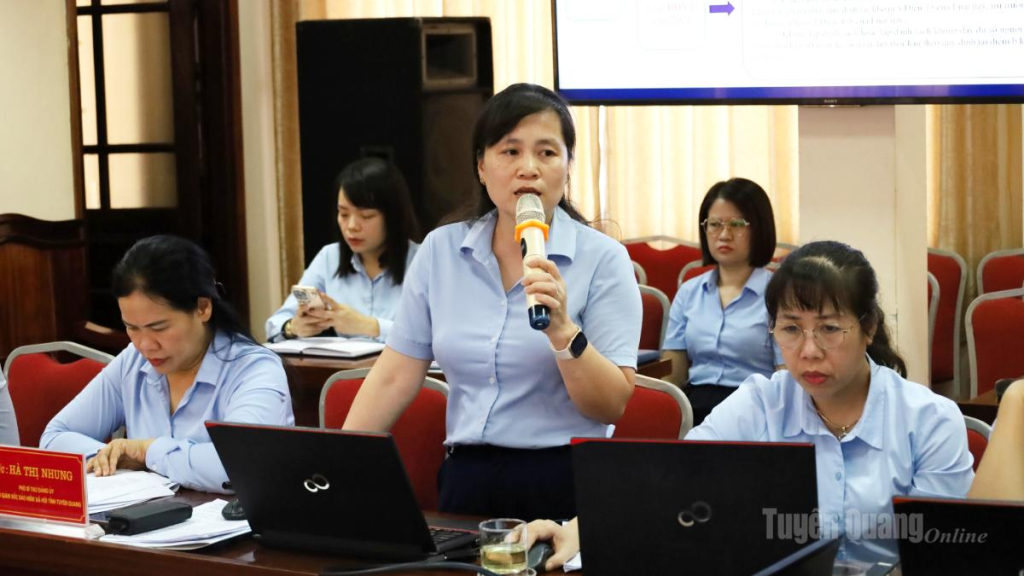 Đại diện Phòng Quản lý thu và phát triển người tham gia phổ biến các quy định của pháp luật về trách nhiệm tham gia, đóng BHXH, BHYT.