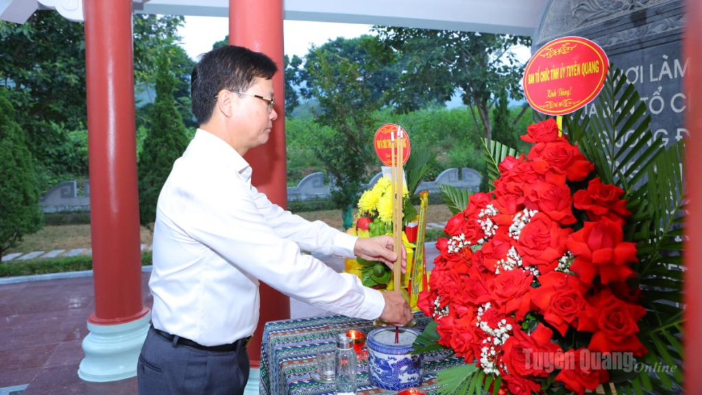 Đồng chí Trần Quang Minh, Uỷ viên Ban Thường vụ Tỉnh uỷ, Trưởng Ban Tổ chức Tỉnh ủy  dâng hương tại  Di tích Ban Tổ chức Trung ương Đảng.