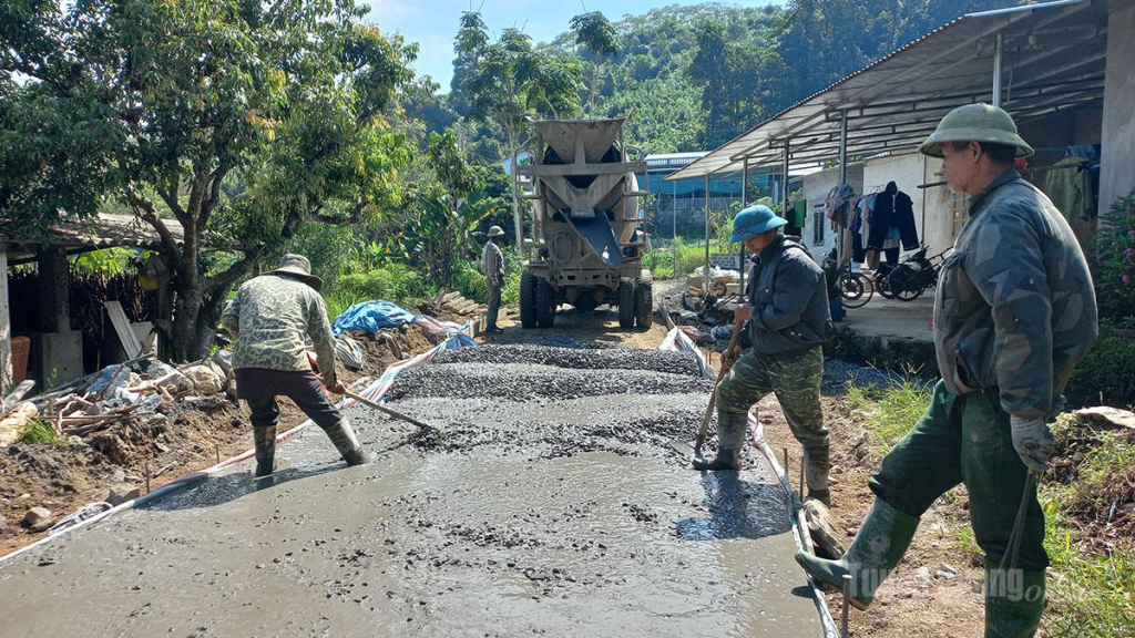 Nhân dân thôn Suối Đồng làm đường bê tông nông thôn.