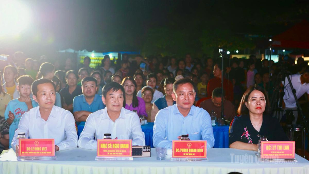 Đồng chí Lý Thị Lan, Ủy viên Ban Thường vụ Tỉnh ủy, Phó trưởng Đoàn đại biểu Quốc hội chuyên trách tỉnh Tuyên Quang dự Chương trình.