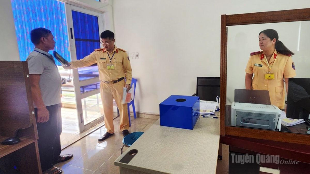 Học viên trước khi vào kỳ thi lý thuyết sát hạch giấy phép lái xe đều được kiểm tra an ninh chặt chẽ.