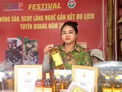 Bà Mạc Thị Miến, Giám đốc Hợp tác xã  Nông sản Dầu lạc Đồng Yên.