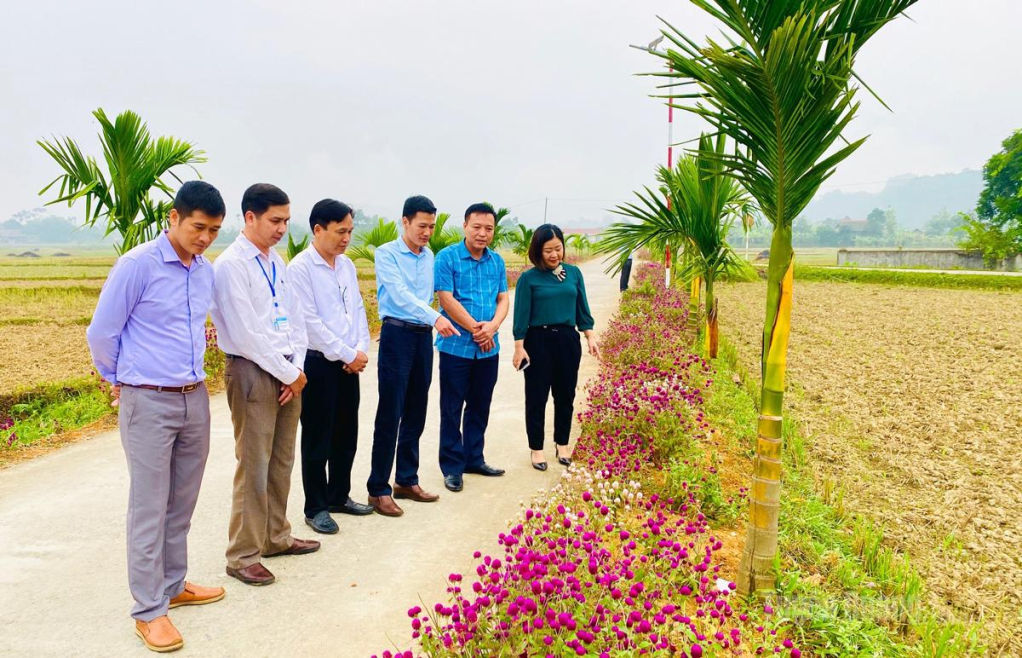 Tuyến đường bê tông khang trang tại thôn  Bản Đén được xây dựng từ phong trào hiến đất của gia đình ông Chính và các hộ dân.