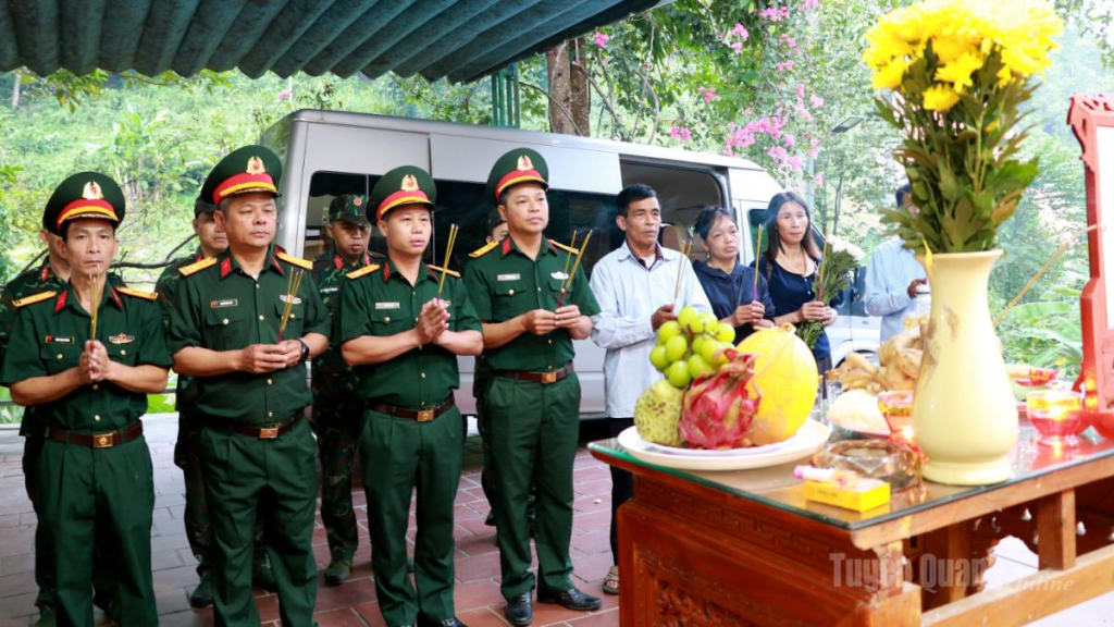 Các đại biểu và thân nhân liệt sĩ thành kính dâng hương tưởng nhớ, tri ân các Anh hùng liệt sĩ tại Nhà quàn Đội Tìm kiếm, quy tập hài cốt liệt sĩ.