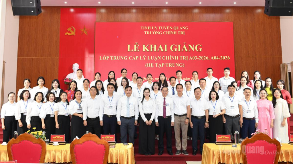 Lãnh đạo, giảng viên Trường Chính trị tỉnh cùng các học viên lớp Trung cấp lý luận chính trị A04-2026 (hệ tập trung) tại lễ khai giảng.