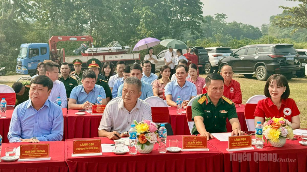Đồng chí Mai Đức Thông, Ủy viên Ban Chấp hành Đảng bộ tỉnh, Giám đốc Báo và phát thanh, truyền hình Tuyên Quang, Chủ tịch Hội Nhà báo tỉnh dự chương trình.