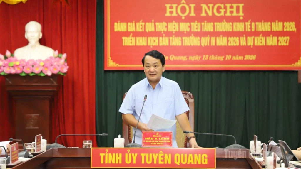 Bí thư Tỉnh ủy Hầu A Lềnh phát biểu kết luận hội nghị.