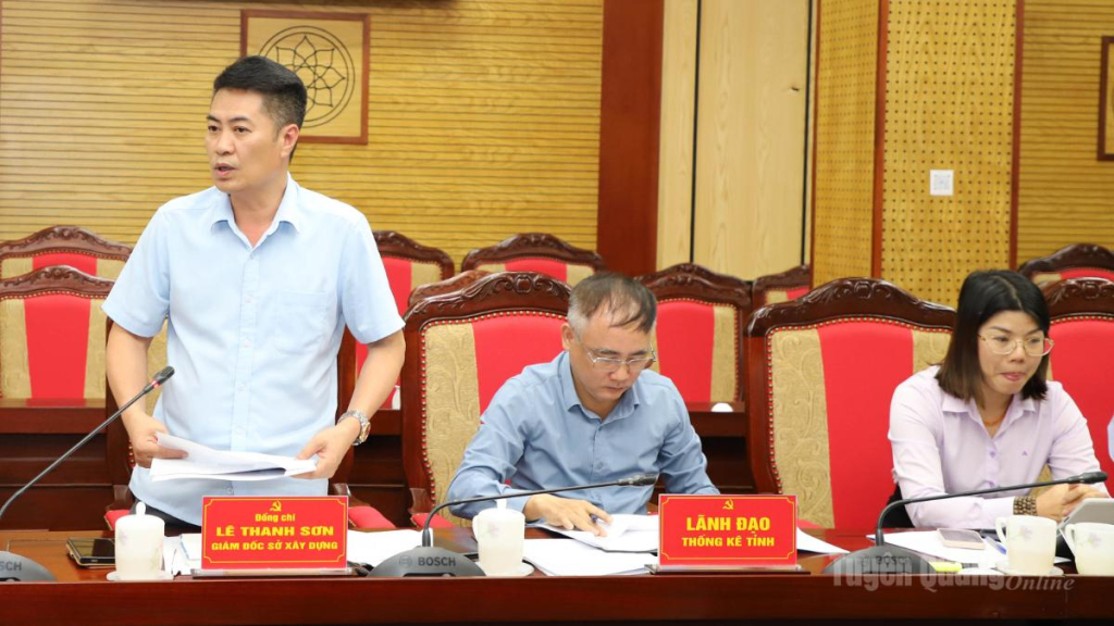 Giám đốc Sở Xây dựng Lê Thanh Sơn thảo luận tại hội nghị.