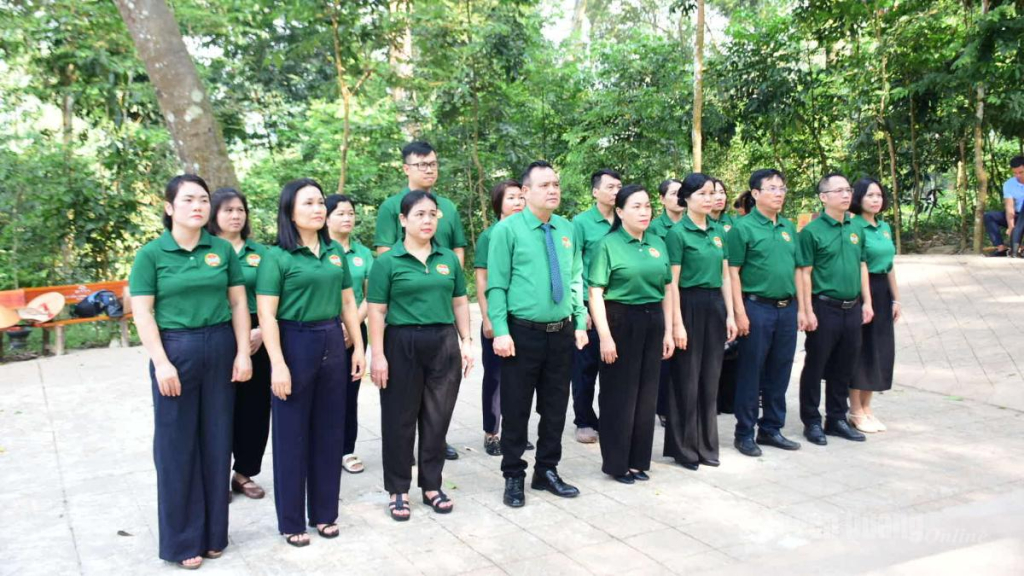 Hội Nông dân tỉnh dâng hương tại Lán Nà Lưa thuộc Khu di tích Quốc gia đặc biệt Tân Trào.