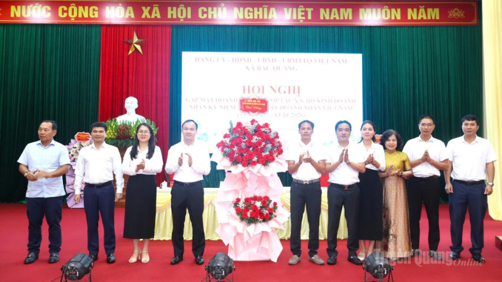 Lãnh đạo xã Bắc Quang tặng hoa chúc mừng các doanh nhân.