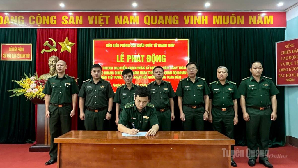 Đại diện các đội, trạm kiểm soát thuộc Đồn Biên phòng Cửa khẩu quốc tế Thanh Thủy ký kết giao ước thi đua.