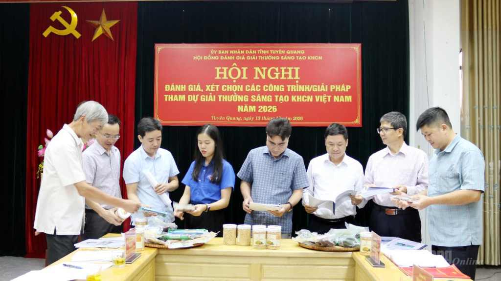 Các đại biểu kiểm tra sản phẩm tham gia đánh giá, xét chọn giải thưởng sáng tạo khoa học công nghệ Việt Nam năm 2026.