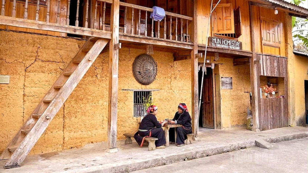 Những căn homestay truyền thống giữa núi rừng tạo nên nét riêng cho điểm du lịch cộng đồng Nặm Đăm.