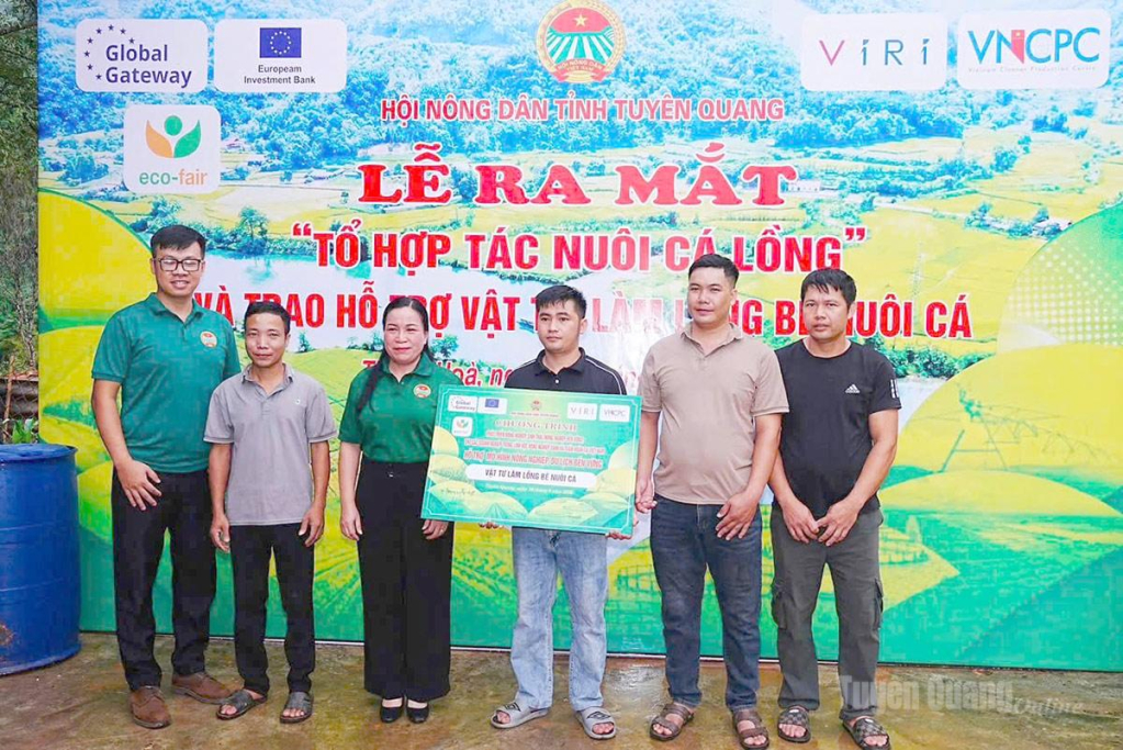 Hội Nông dân tỉnh trao vật tư hỗ trợ hội viên xã Thuận Hoà làm lồng, bè nuôi cá.