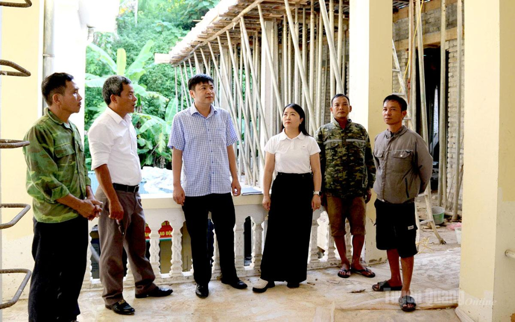 Lãnh đạo xã Chiêm Hóa kiểm tra tiến độ sửa chữa, nâng cấp điểm trường mầm non Ngọc Hội.
