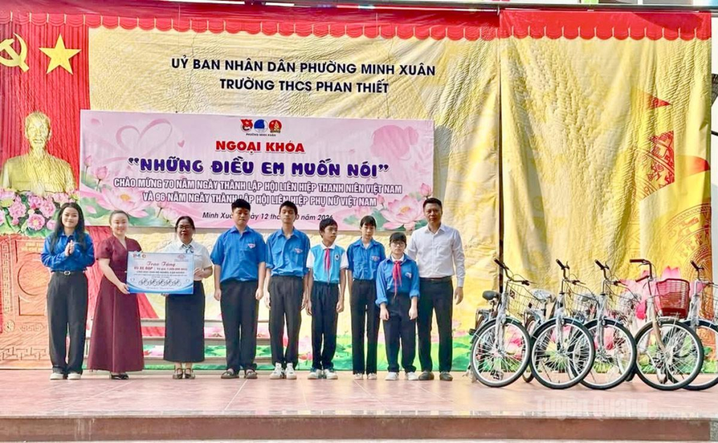 Đoàn thanh niên, Hội LHTN phường Minh Xuân trao tặng xe đạp cho học sinh có hoàn cảnh khó khăn.