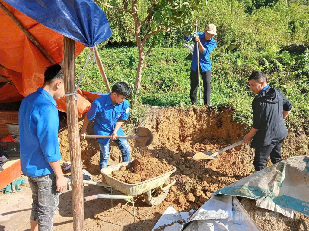 Tuổi trẻ xã Linh Hồ hỗ trợ gia đình có hoàn cảnh khó khăn xây dựng nhà ở.