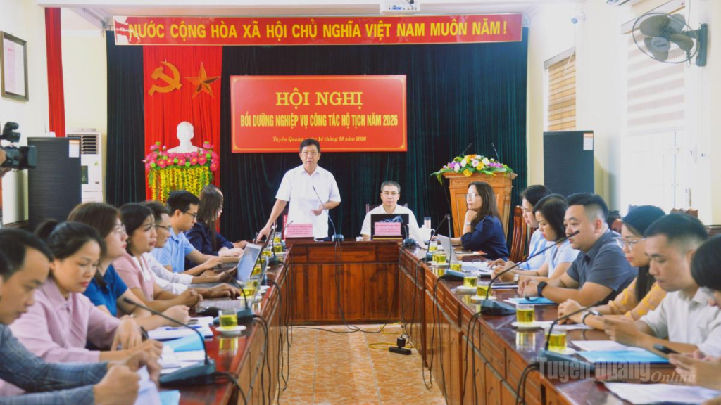 Lãnh đạo Sở Tư pháp phát biểu tại Hội nghị bồi dưỡng nghiệp vụ công tác hộ tịch năm 2026.