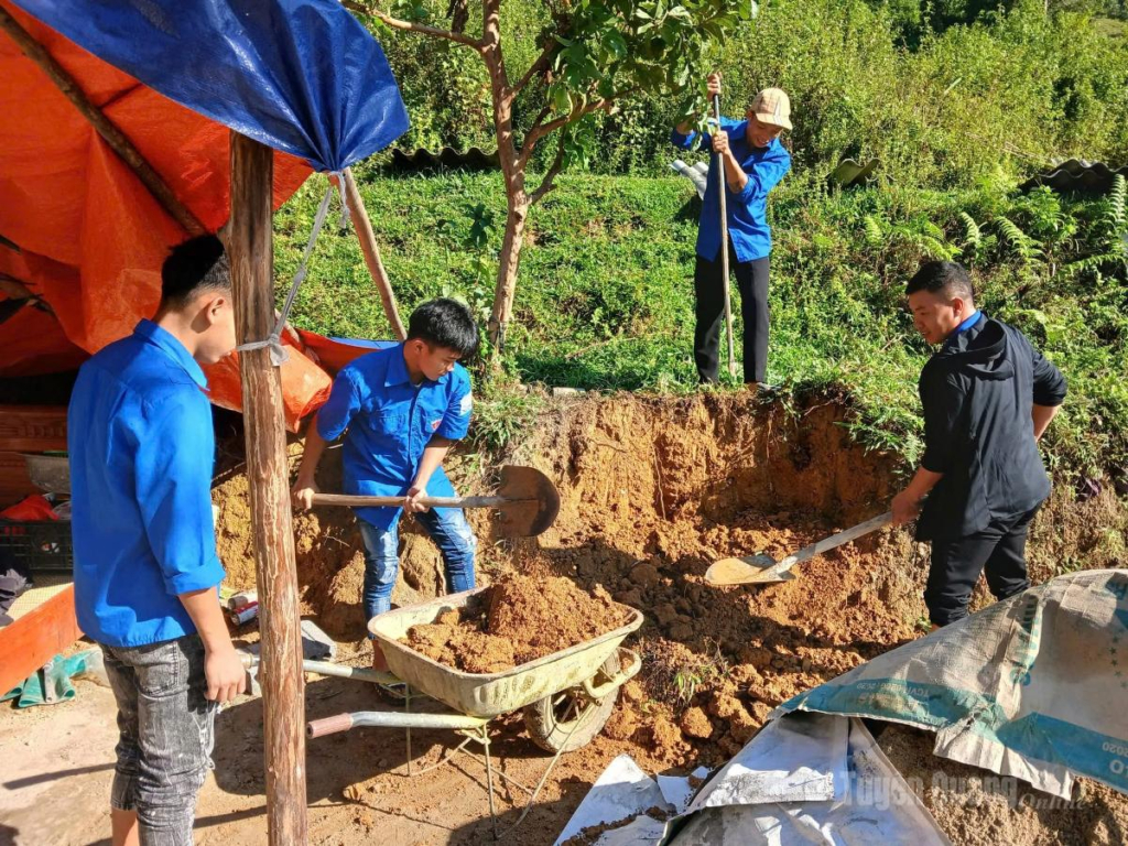 Tuổi trẻ xã Linh Hồ hỗ trợ gia đình có hoàn cảnh khó khăn xây dựng nhà ở.