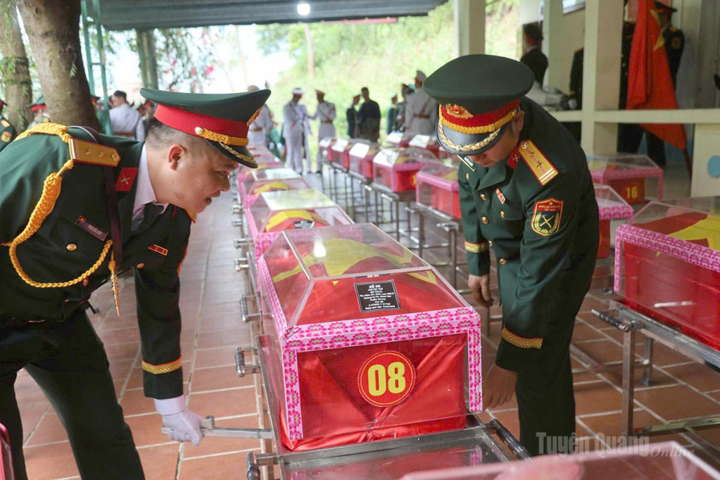 Công tác chuẩn bị Lễ di chuyển hài cốt liệt sĩ tại Nhà quàn Đội tìm kiếm, quy tập hài cốt liệt sĩ, xã Thanh Thủy. ảnh: Văn Long