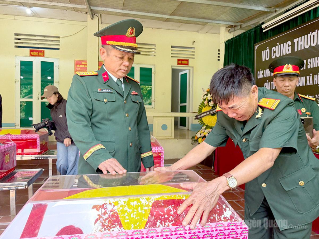 Cựu chiến Binh Trịnh Xuân Hùng, nguyên Tiểu đoàn trưởng Tiểu đoàn 5 Trung đoàn 153, Sư đoàn 356. Trực tiếp chỉ huy Tiểu đoàn 5 đánh trận ngày 12/7/1984 xúc động khi gặp lại đồng đội Ảnh: Thanh Hoài