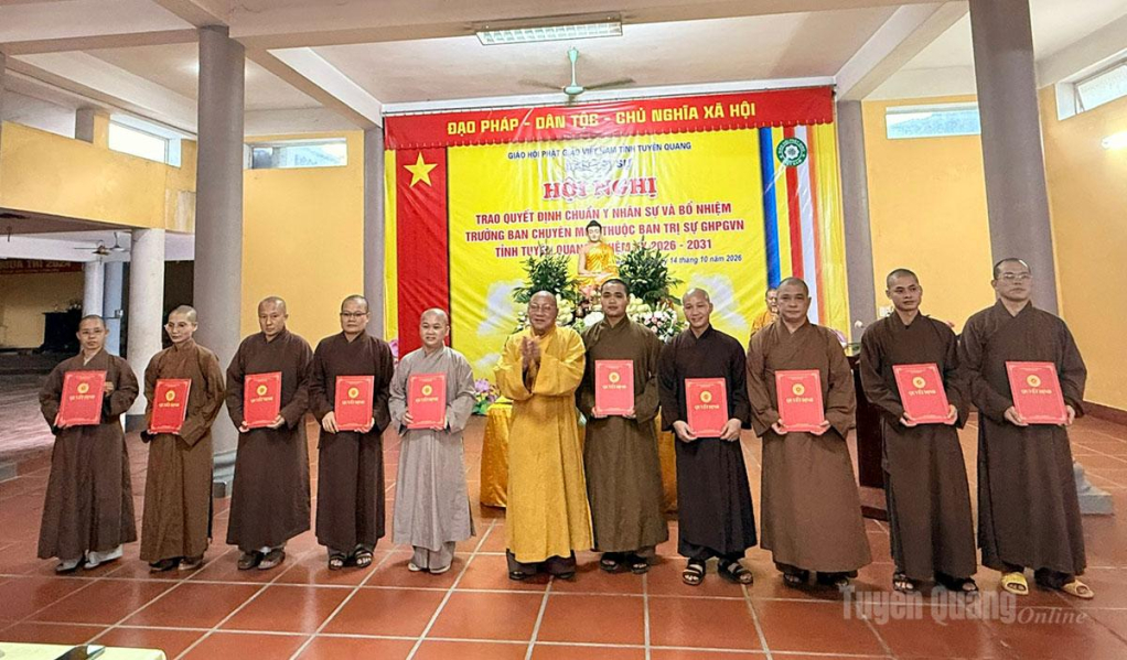 Hòa thượng Thích Gia Quang, Phó Chủ tịch Hội đồng Trị sự, Trưởng ban Trị sự Giáo hội Phật giáo Việt Nam tỉnh Tuyên Quang, trao quyết định chuẩn y nhân sự Ban Trị sự Giáo hội Phật giáo Việt Nam tỉnh nhiệm kỳ 2026-2030.
