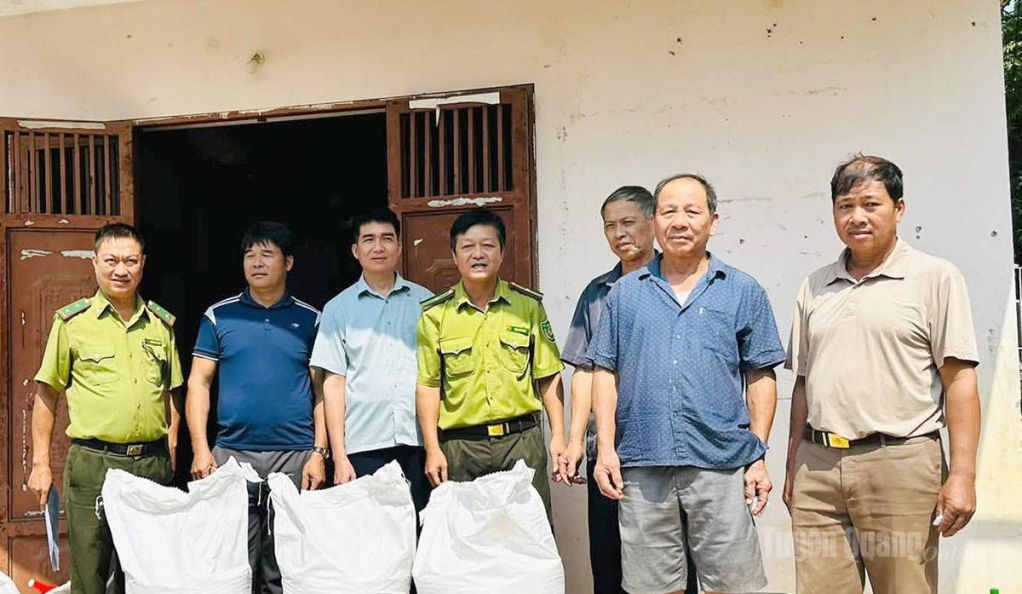 Hạt Kiểm lâm Khu vực IV Chiêm Hóa cấp phát gạo cho người dân xã Hòa An.