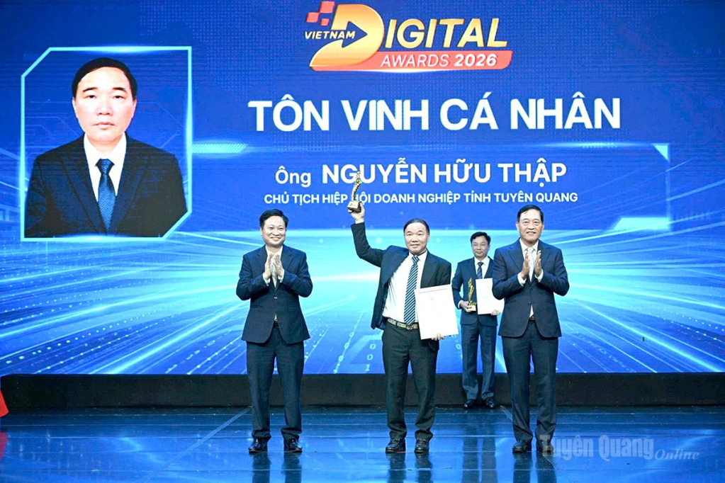 Ông Nguyễn Hữu Thập, Chủ tịch Hiệp hội Doanh nghiệp tỉnh Tuyên Quang được vinh danh tại Giải thưởng Chuyển đổi số Việt Nam 2026.