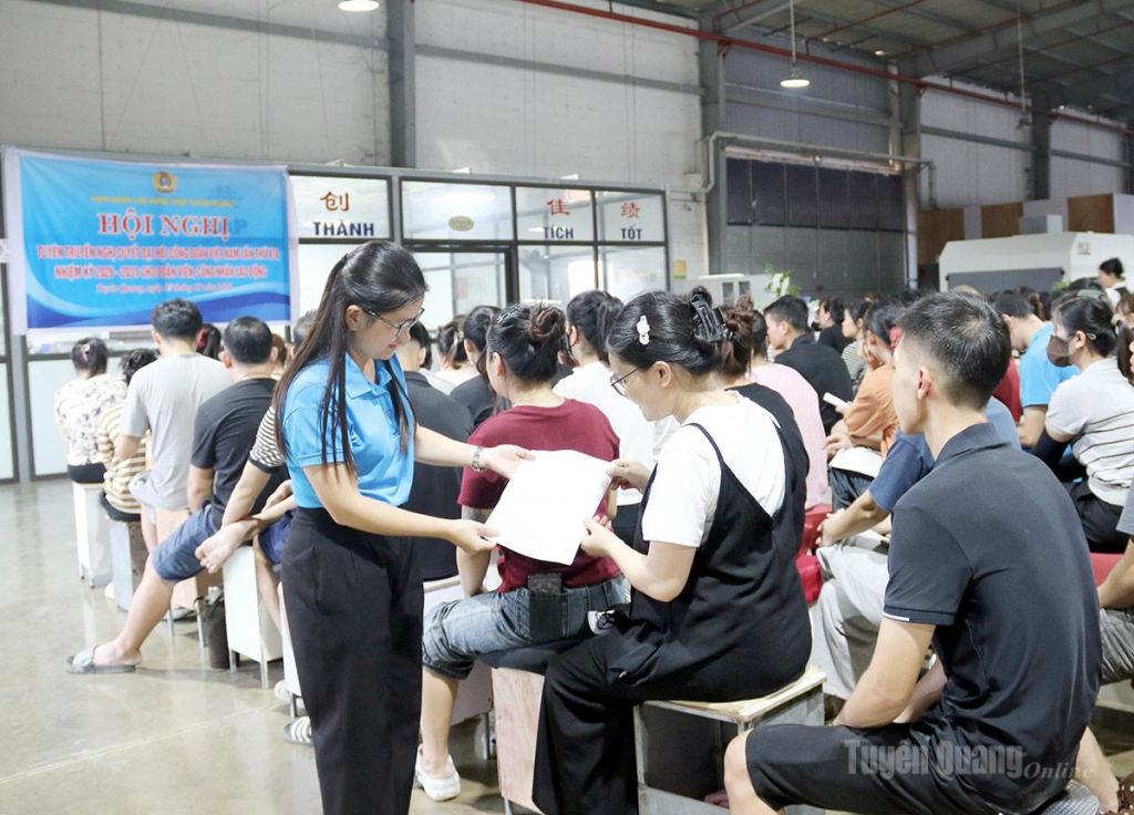 Cán bộ Liên đoàn Lao động tỉnh phát tờ rơi tuyên truyền cho công nhân, người lao động.