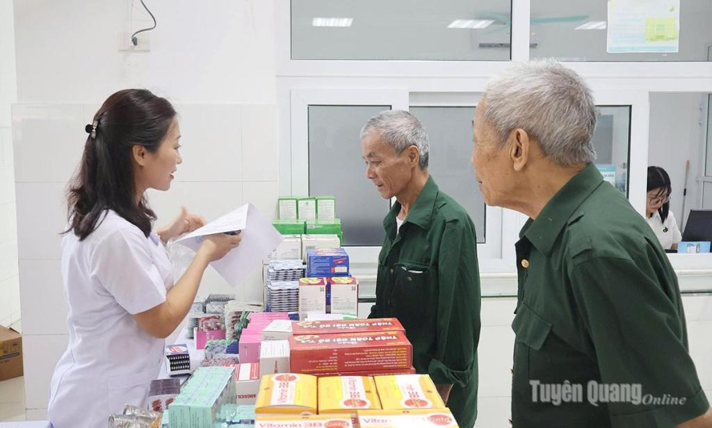 Cán bộ Bệnh viện Y dược cổ truyền tỉnh tổ chức khám bệnh, tư vấn sức khỏe và cấp phát thuốc miễn phí cho thương binh, bệnh binh, Bà mẹ Việt Nam anh hùng, người có công cách mạng và thân nhân người có công trên địa bàn tỉnh.