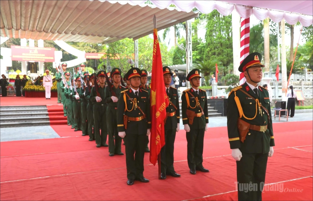 Công tác chuẩn bị Lễ viếng, truy điệu và an táng HCLS. Ảnh: Văn Long 