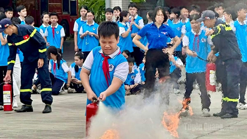 Học sinh Trường THCS Phan Thiết, phường Minh Xuân tham gia thực hành phòng cháy chữa cháy.