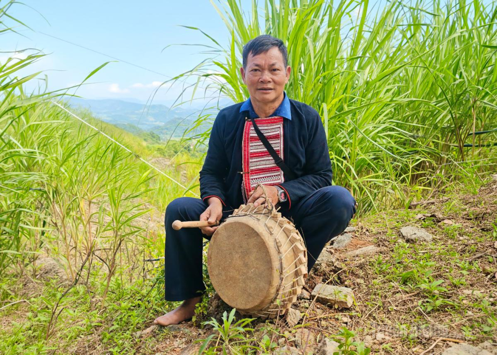 Ông Hoàng Văn Sinh và chiếc trống nêm tự tay mình làm.