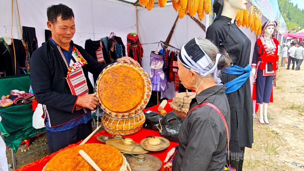 Ông Hoàng Văn Sinh giới thiệu sản phẩm trống nêm.