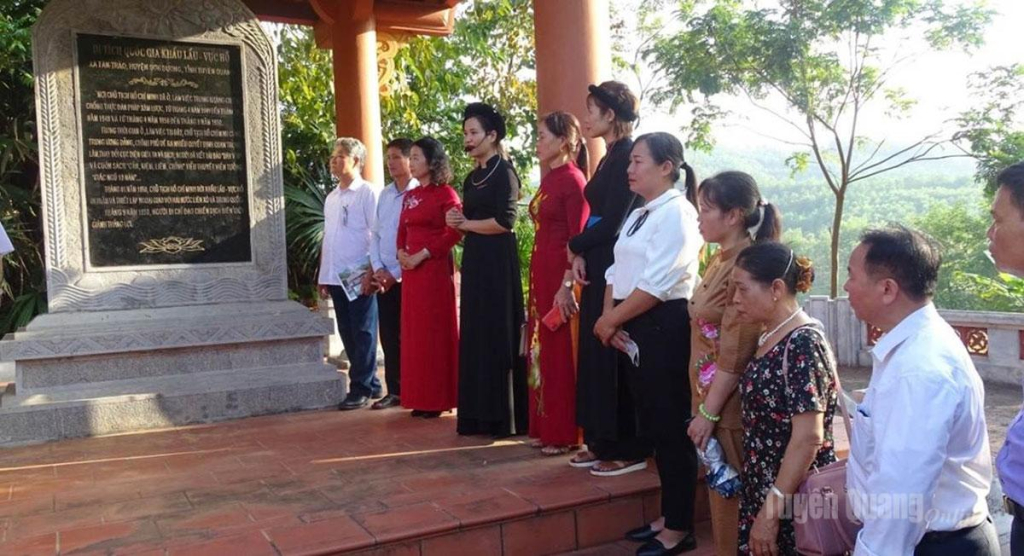 Đoàn đại biểu điển hình “Dân vận khéo” tỉnh Tuyên Quang thăm di tích  Khấu Lấu - Vực Hồ (Tân Trào), nơi Chủ tịch Hồ Chí Minh viết bài báo “Dân vận”.